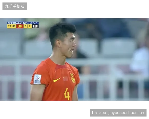 前锋接到长传单刀推射稳稳命中——胜利来自训练与信任的协奏